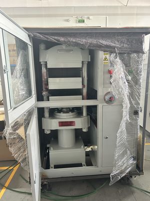 Automatyczna maszyna do kształtowania gumowego w warunkach kompresji