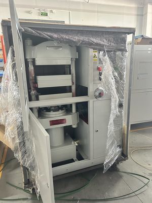 Automatyczna maszyna do kształtowania gumowego w warunkach kompresji