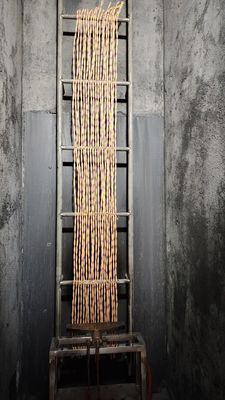 Laboratorium Badawcze Wykonuje Badanie Odporności na Rozprzestrzenianie Płomienia Pionowego na Przewodach, sprzęt testowy