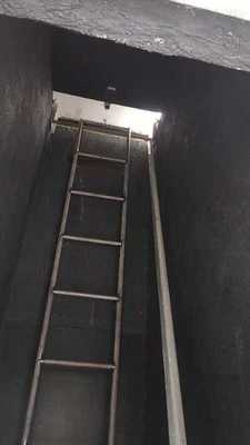 Laboratorium Badawcze Wykonuje Badanie Odporności na Rozprzestrzenianie Płomienia Pionowego na Przewodach, sprzęt testowy